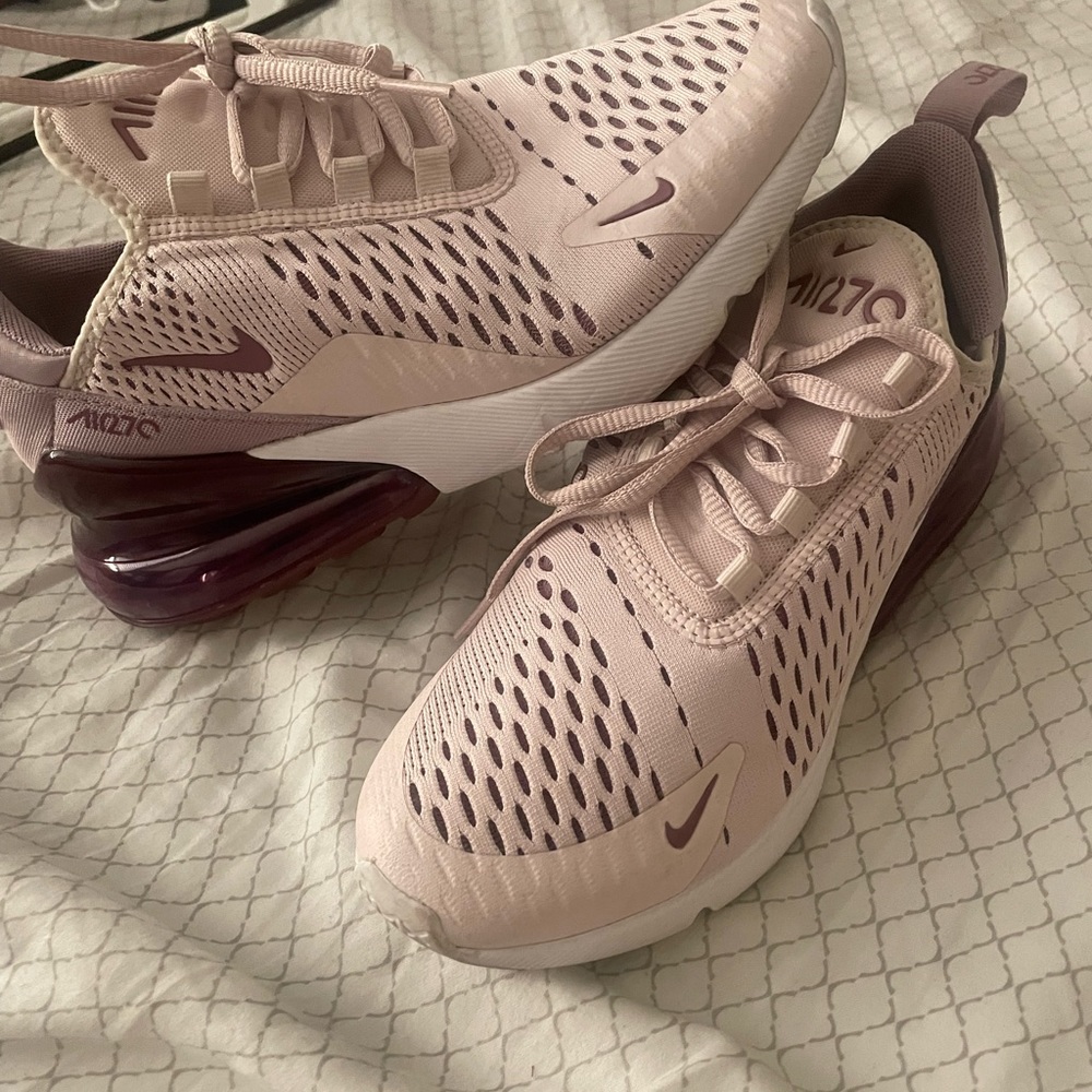 NIKE 270